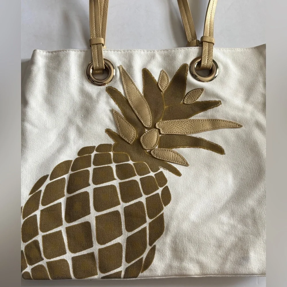 SIGNATURE DESIGN BRAND..GOLD PINEAPPLE FAUX LEATHER DESIGN TOTE BAG